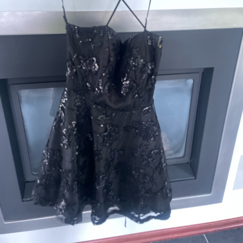 Windsor black embroidery dress Jr sz 2-4 sm lining Homecoming or formal attire